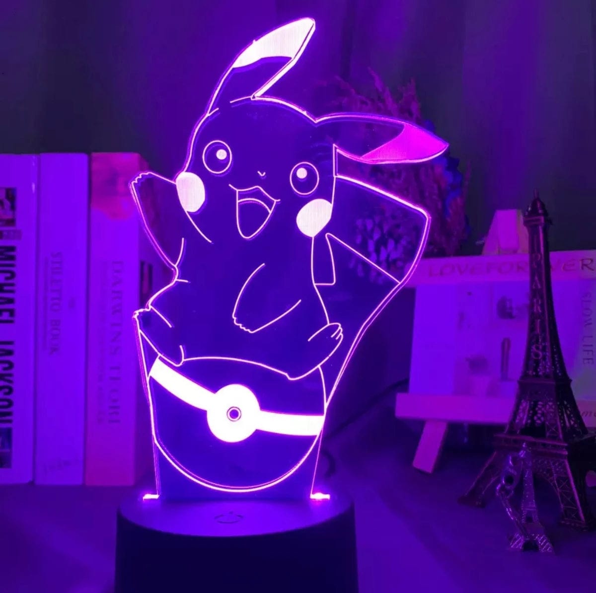 veilleuse-pikachu-et-son-groupe-l-univers-pokemon-dans-la-chambre-a-55965701603661.jpg - Lampe de chevet de bureau